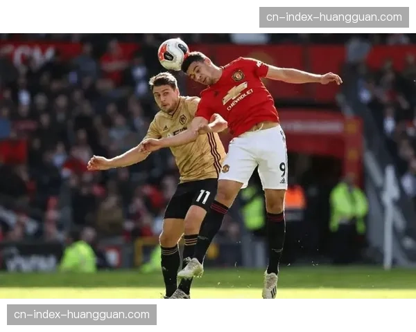 特写:老将沃尔特斯代表狼队完成英超第350次出场,赛后获赠纪念球衣 特写:老将沃尔特斯代表狼队完成英超第350次出场,赛后获赠纪念球衣