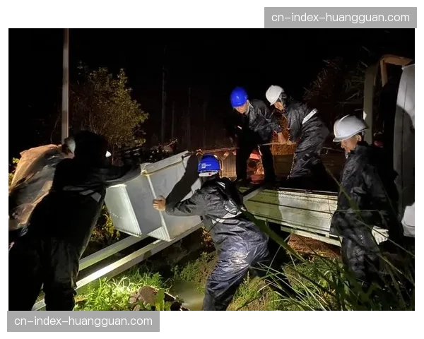 雨中鏖战：镜头记录彼得罗波利斯耐力赛泥泞赛道上的车手百态