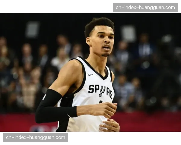 赛后聚焦:文班亚马赛后加练罚球,波波维奇在场边耐心指导 赛后聚焦:文班亚马赛后加练罚球,波波维奇在场边耐心指导