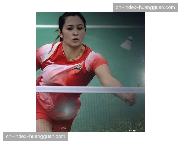 决赛终场哨响，获胜俱乐部主席第一时间与主要赞助商代表在场边拥抱