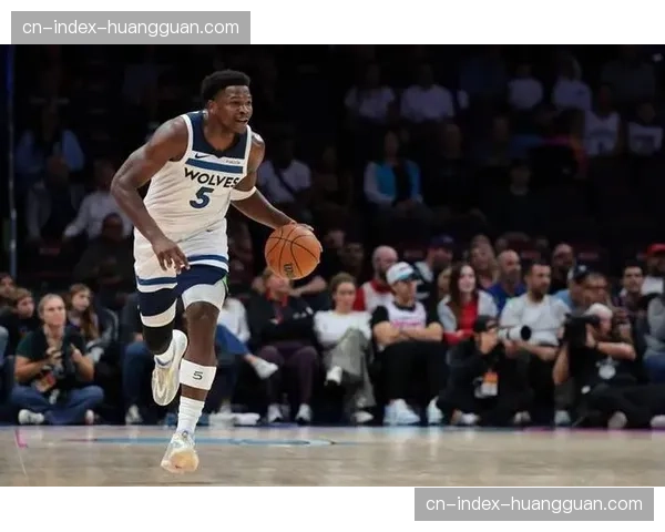 爱德华兹膝盖受伤离场，森林狼医疗团队紧急检查